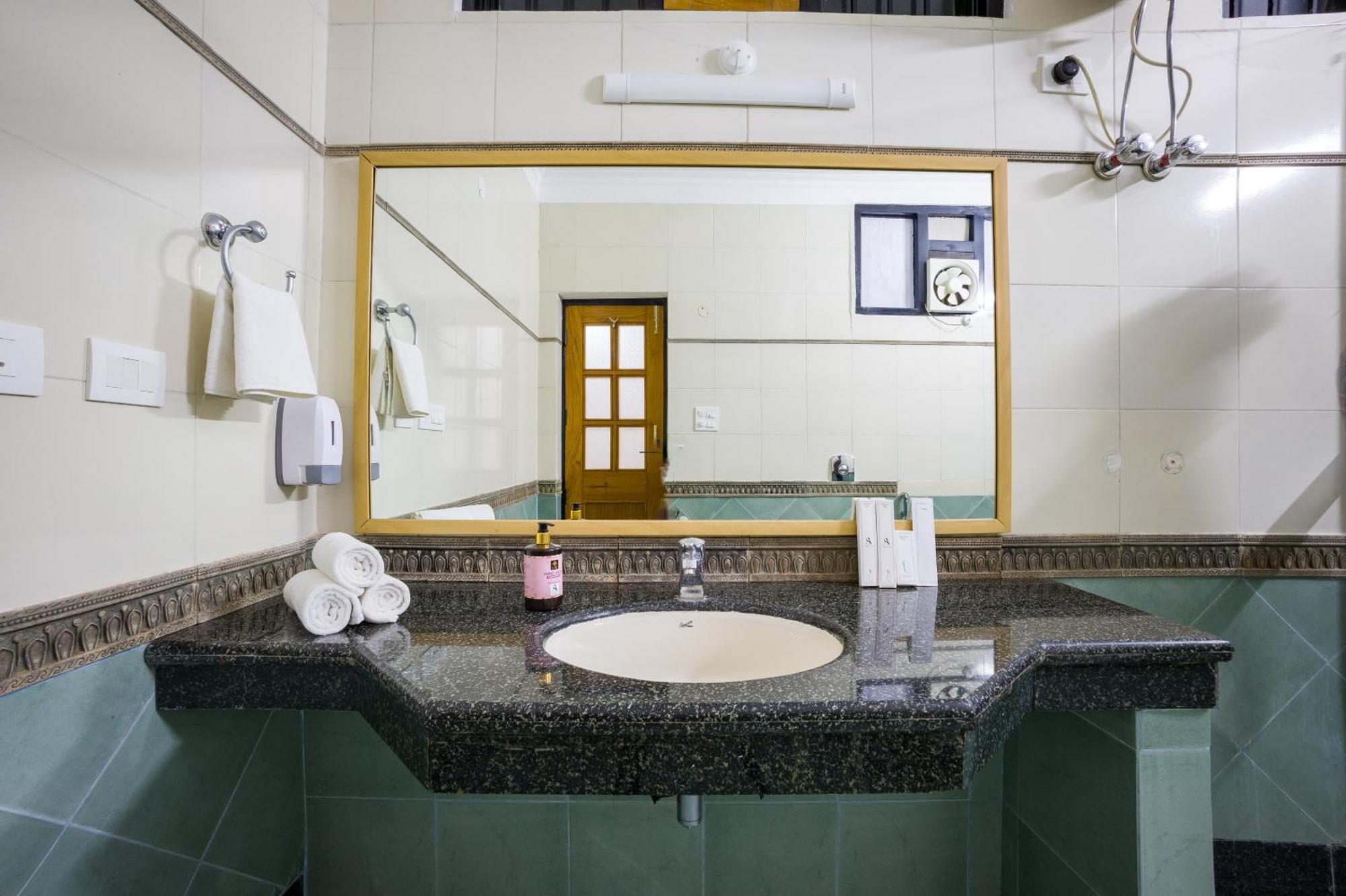 Alaya Stays Mehar Villa - 3 Bhk With Garden & Scenic Views Kasauli Exterior photo
